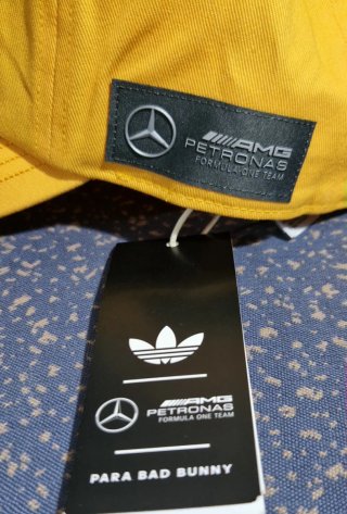 Gorra Adidas x Bad Bunny x Mercedes-AMG Petronas.
