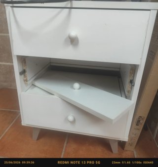 Dos mesitas de noche blancas