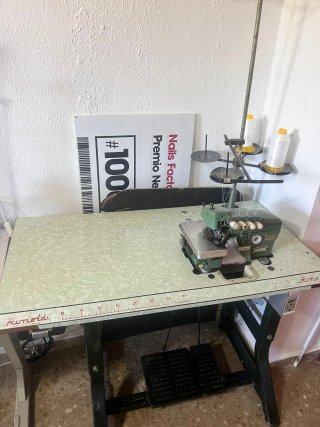 Máquina industrial Venus remalladora y botone