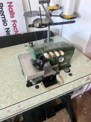 Máquina industrial Venus remalladora y botone