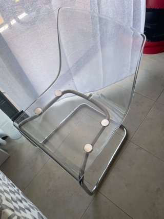 Silla de comedor transparente y metal
