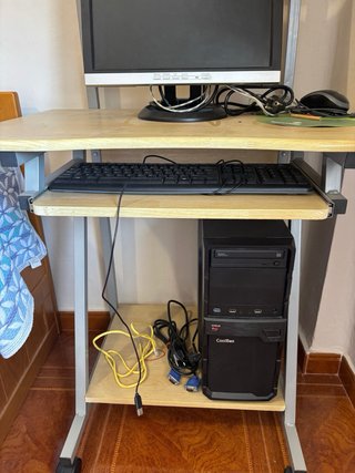 Tavolo per computer con ruote