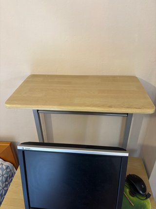 Tavolo per computer con ruote