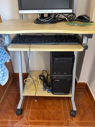 Tavolo per computer con ruote
