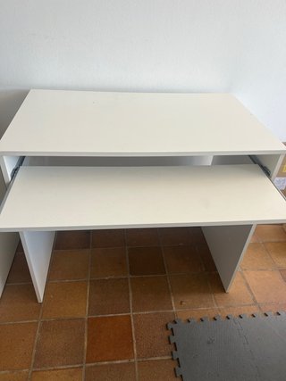 Escritorio blanco con silla
