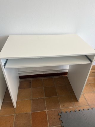 Escritorio blanco con silla