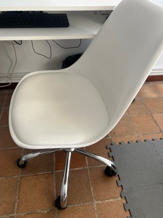 Escritorio blanco con silla