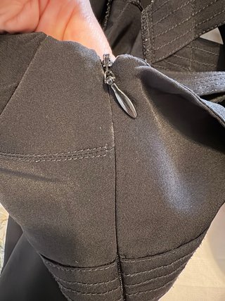 Vestito nero Simorra con bottoni dorati