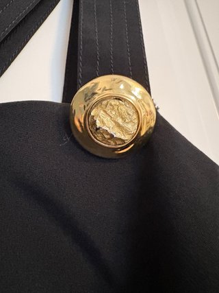 Vestito nero Simorra con bottoni dorati