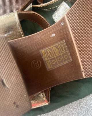Sandalias tacón bajo doradas y plateadas