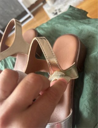 Sandalias tacón bajo doradas y plateadas