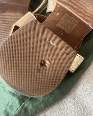 Sandalias tacón bajo doradas y plateadas