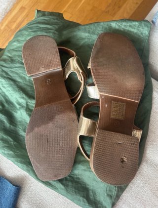 Sandalias tacón bajo doradas y plateadas