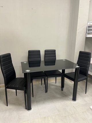 Mesa Comedor Negra con 4 Sillas