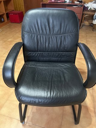 Escritorio de madera y silla de cuero