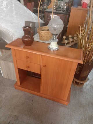 Aparador de madera con cajones y puerta