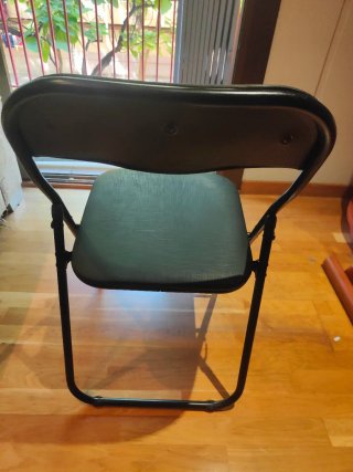 Silla plegable de metal negra