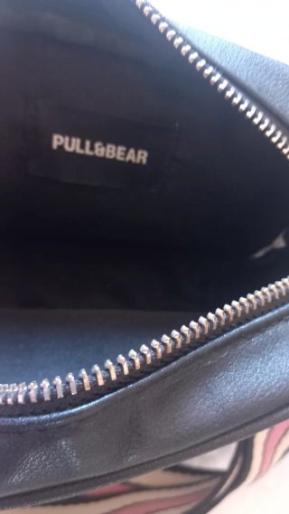 Bolso negro con correa multicolor