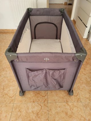 Cuna de viaje Veleta, con accesorios sin usar