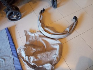 Carro de bebé con funda protectora
