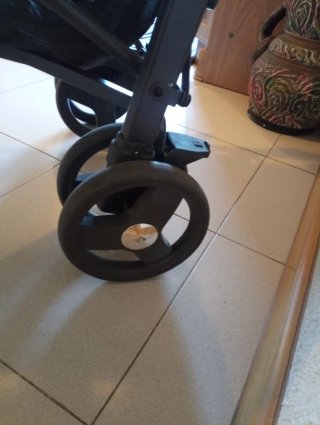 Carro de bebé con funda protectora