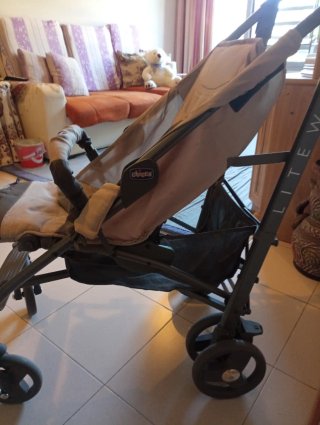 Carro de bebé con funda protectora