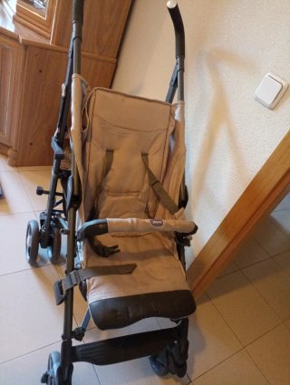 Carro de bebé con funda protectora