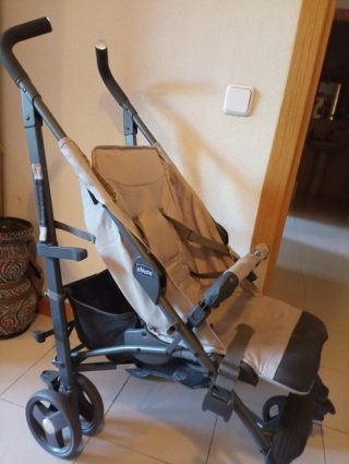 Carro de bebé con funda protectora