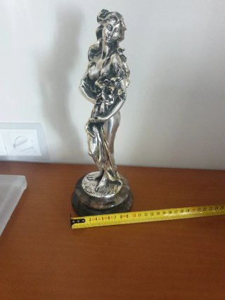 Figura decorativa mujer con flores