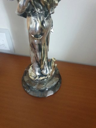 Figura decorativa mujer con flores