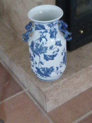 Jarrón de porcelana azul y blanco
