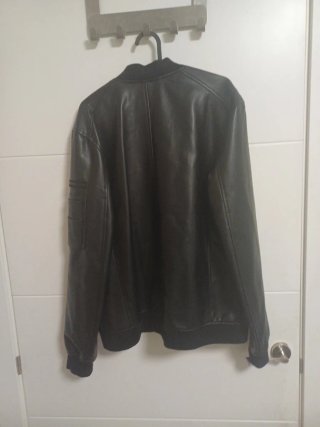 Chaqueta polipiel Pull and Bear negra