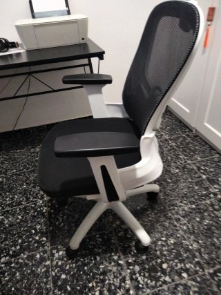 Silla de oficina ergonómica negra y blanca