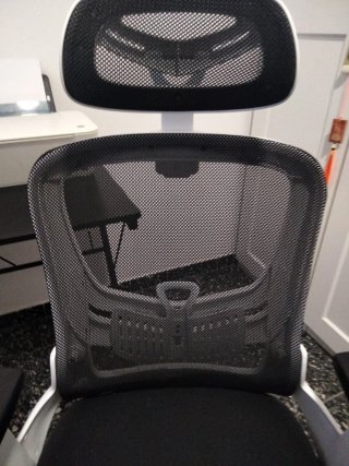 Silla de oficina ergonómica negra y blanca