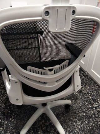 Silla de oficina ergonómica negra y blanca