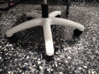 Silla de oficina ergonómica negra y blanca