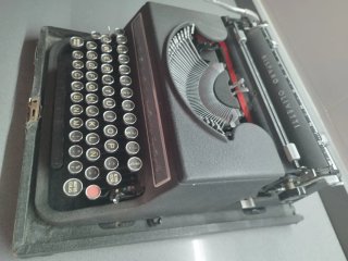 Máquina de escribir Hispano Olivetti Studio 46