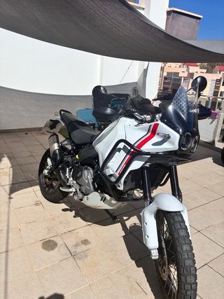 Ducati Desert X Blanca y Roja