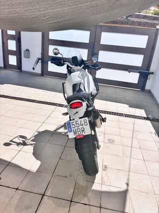 Ducati Desert X Blanca y Roja