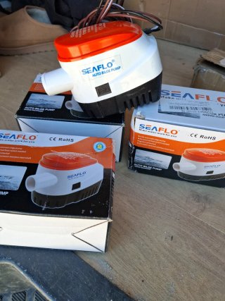 4 Bombas de achique automáticas SEAFLO