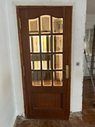 Puerta de madera con cristal