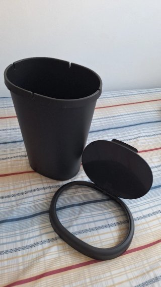 Cubo basura pequeño negro