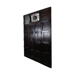 Portón Nogal 1857 Monograma Hierro