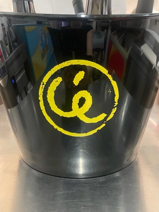Secchiello portabottiglie nero con logo giallo
