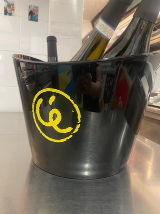 Secchiello portabottiglie nero con logo giallo