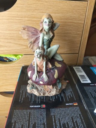 Figura Hada o Ninfa Sentada en Seta
