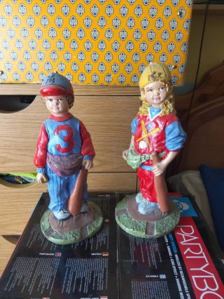 Figuras de niños béisbol hechas a mano