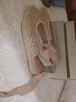 Alpargatas beige con lazo