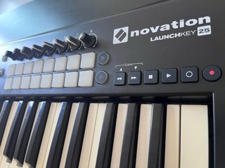 Novation Launchkey 25 MK2 Controlador MIDI USB