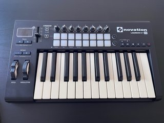 Novation Launchkey 25 MK2 Controlador MIDI USB